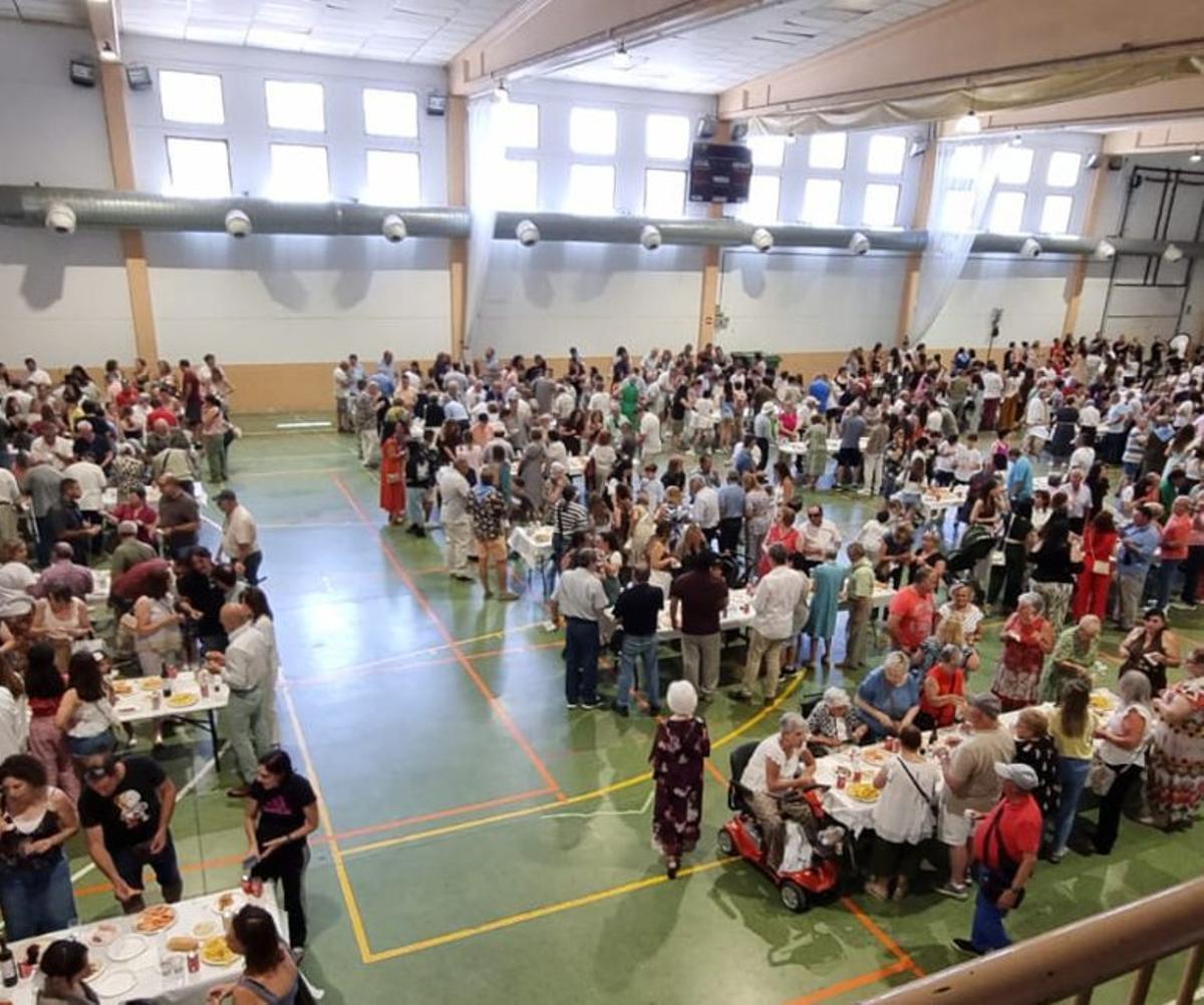 Ningún vecino se quiso perder el vermú popular.