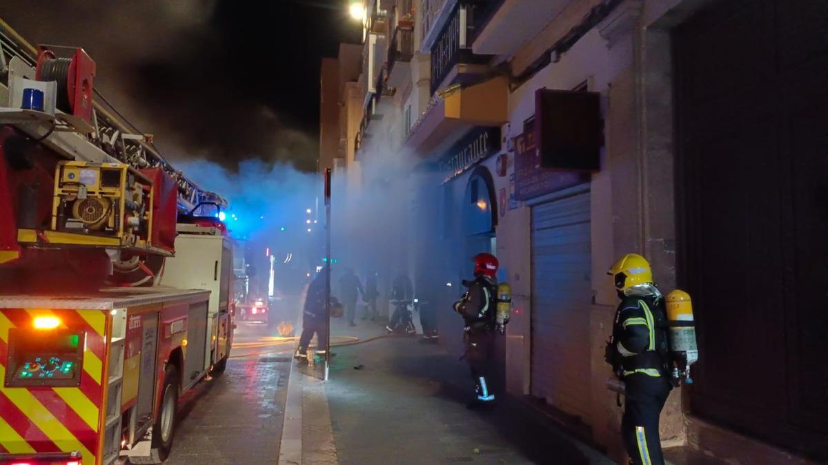 El cuerpo de bomberos apaga el incendio en el Restaurante Cortijo de Pepe