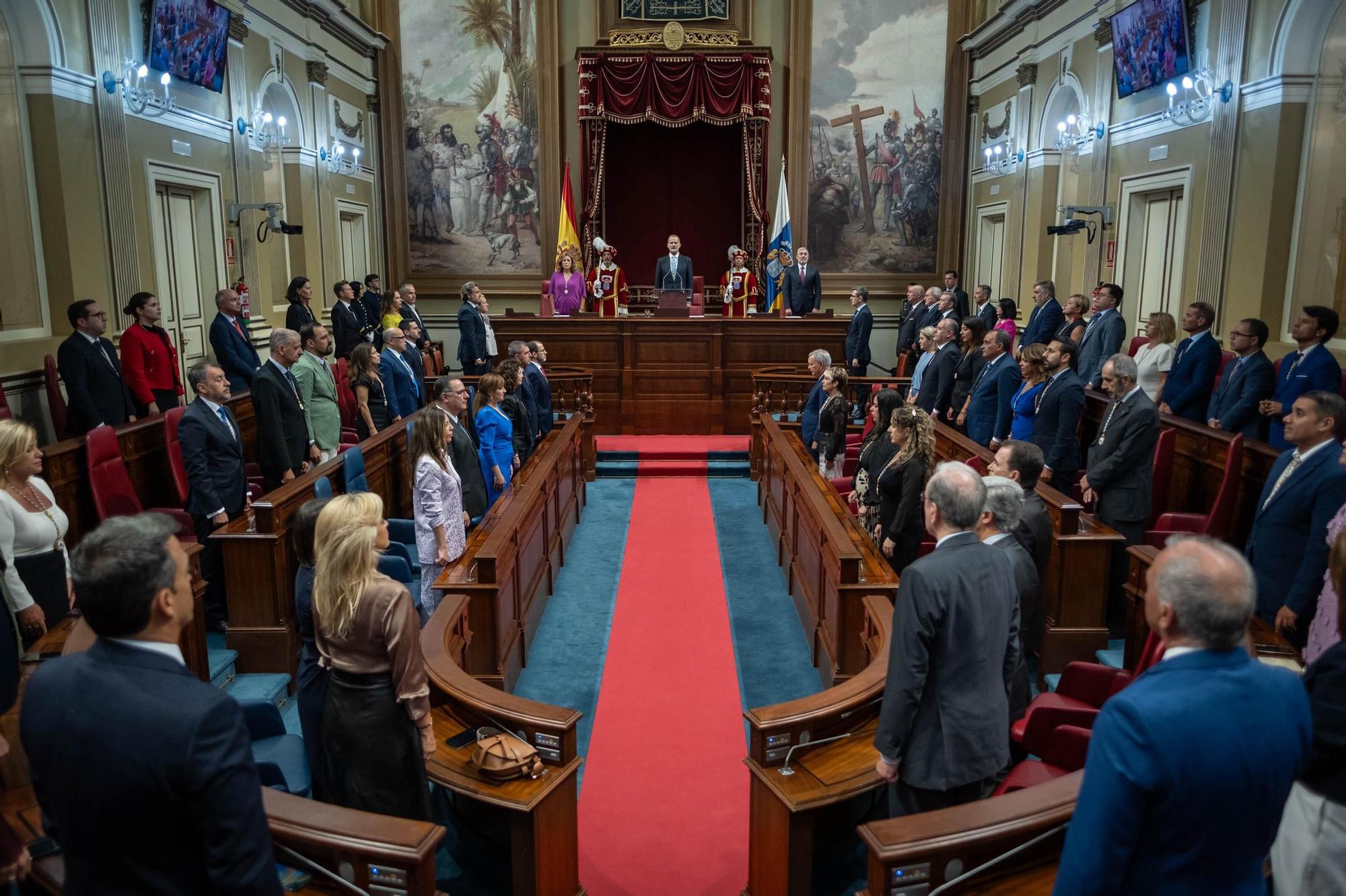 Felipe VI recibe la medalla de oro del Parlamento de Canarias