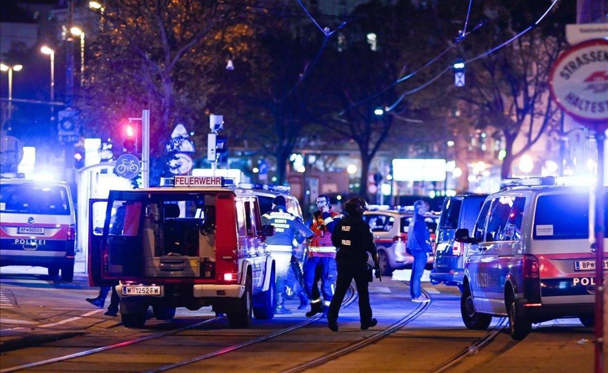 La policía austriaca llega al lugar de los hechos tras el tiroteo cerca de la sinagoga Stadttempel, en Viena.