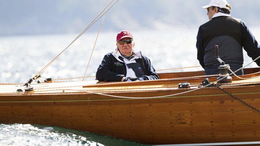 Juan Carlos, en Pontevedra, acompañado por el navegante Pedro Campos.