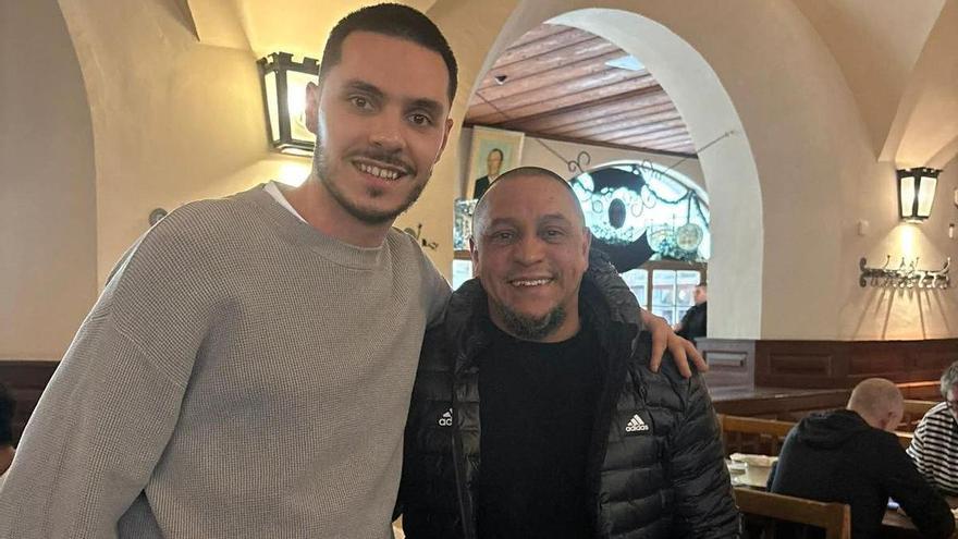 Haciendo patria en Múnich en la previa del Bayern-Real Madrid: Dani Otero, con raíces canguesas, junto a una leyenda del fútbol, Roberto Carlos