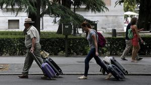 Turistas por el Paseo del Prado de Madrid.