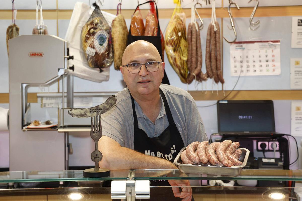 El carnisser Joan Gironell amb el guardó de millor botifarra creativa, al Mercat del Lleó.