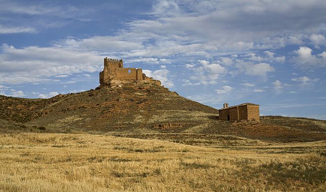 El castillo de la Raya está en ruinas... pero sigue siendo un castillo.