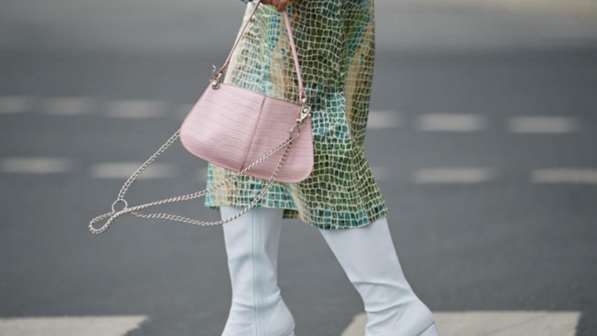 Botas blanca con falda midi en el street style de Estocolmo