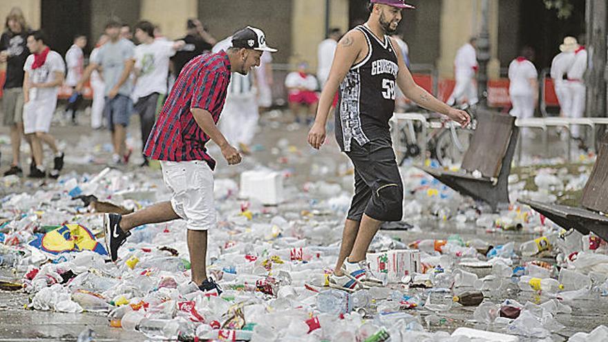 Llenazo, fiesta y dos graves cogidas en el encierro