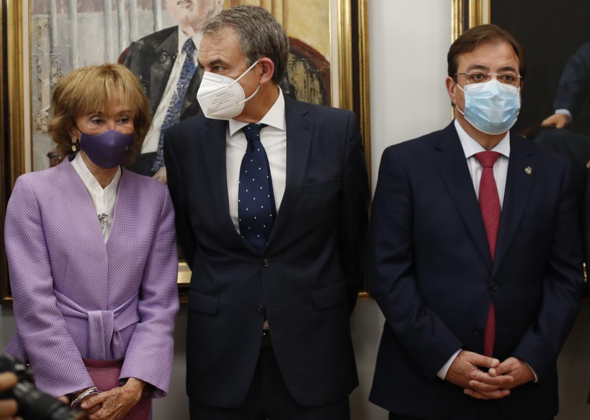 La presidenta del Consejo de Estado, María Teresa Fernández de la Vega, con el expresidente José Luis Rodríguez Zapatero y el jefe de la Junta de Extremadura, Guillermo Fernández Vara, este 12 de julio durante la toma de posesión de Félix Bolaños como nuevo ministro de la Presidencia, en la Moncloa. 