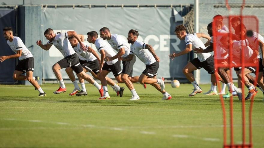 Los jugadores del
primer equipo en una
anterior sesión.  málaga cf