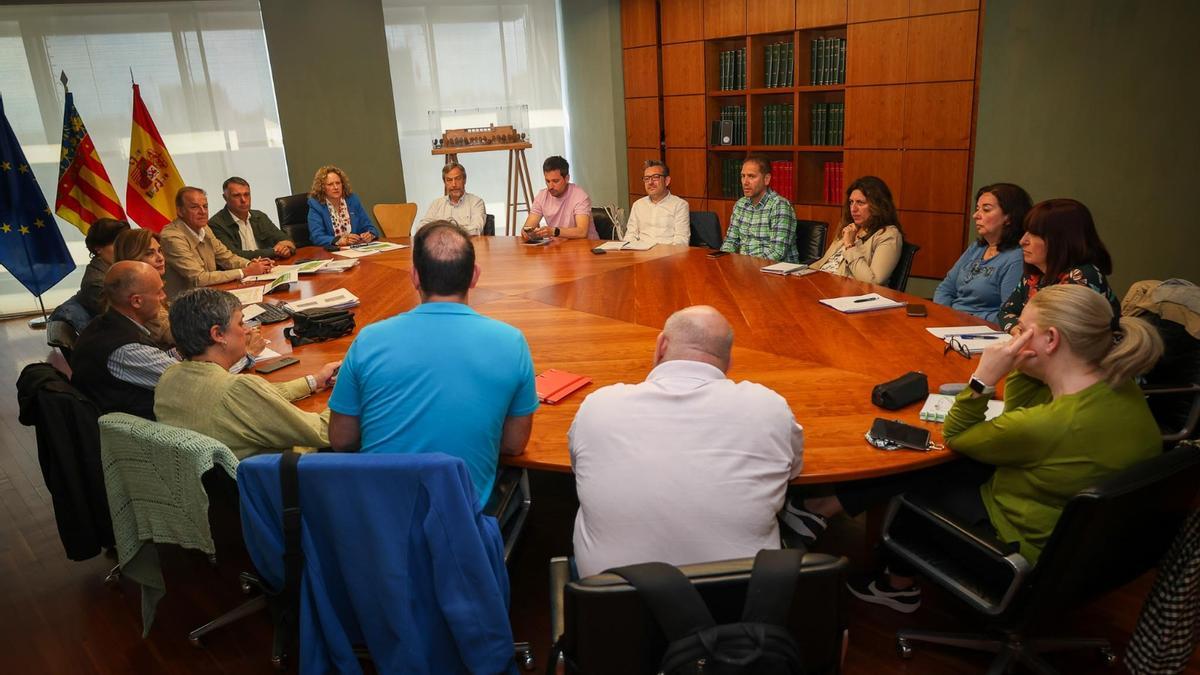 Los directores de los centros educativos, en la reunión con la alcaldesa