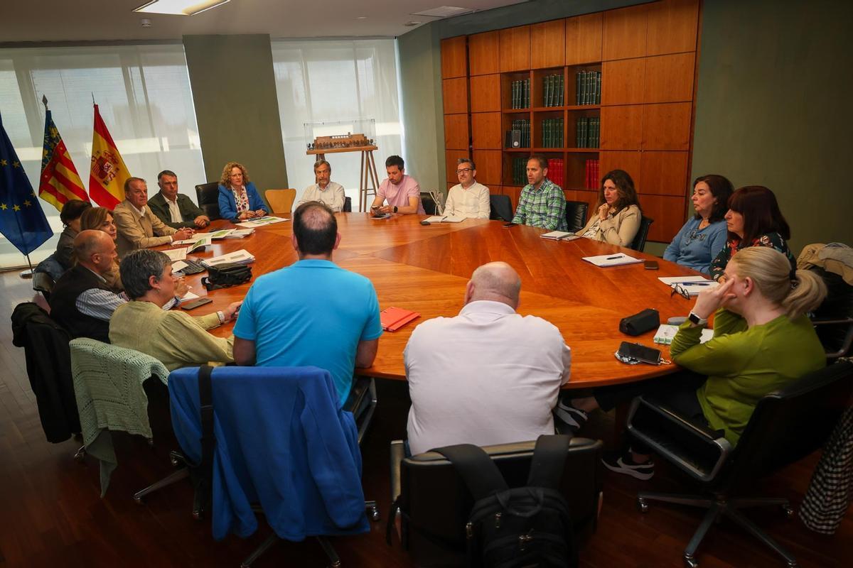 Los directores de los centros educativos, en la reunión con la alcaldesa