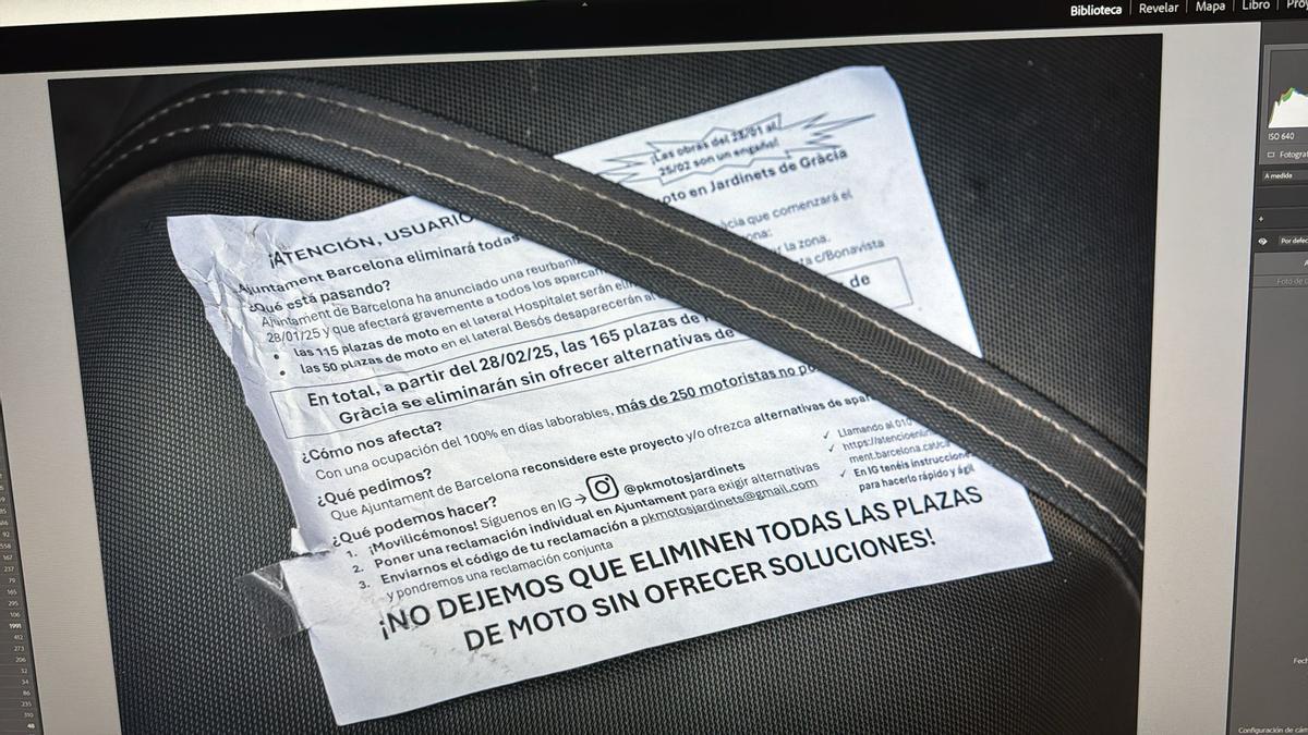 Uno de los carteles, pegado a una moto aparcada en el entorno de los Jardinets.