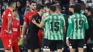 El acta del Betis - Sevilla: "Se suspende el partido motivado por incidentes del público"