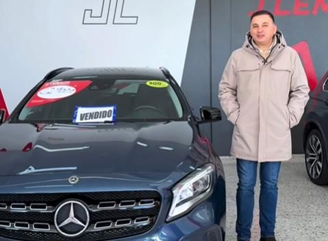 Julio Lema, cun dos coches vendidos na Semana Tola, de Feirauto.