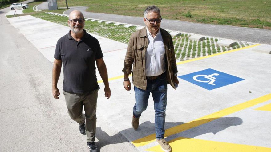 Chus Barrientos y Gilberto Villoria ayer, en la nueva obra en Granda. | JUAN PLAZA