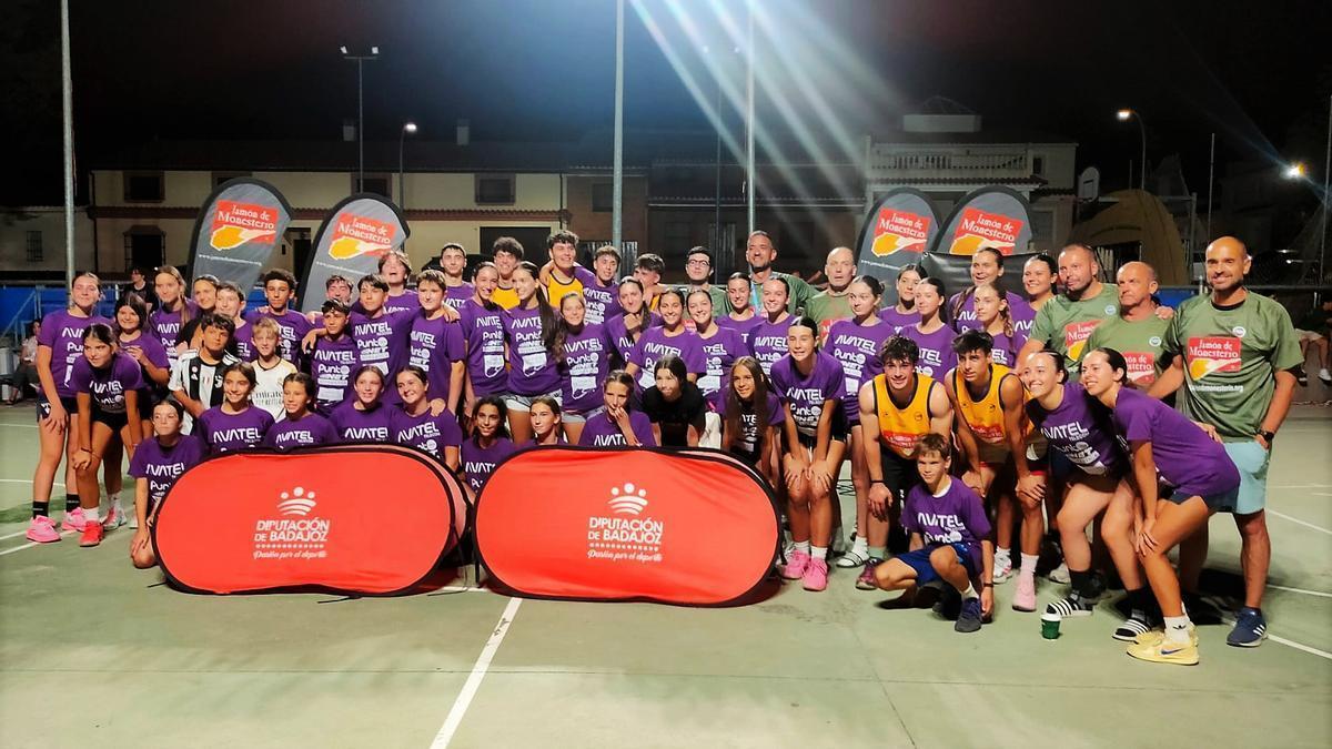 Equipos, árbitros y organizadores a la finalización del torneo