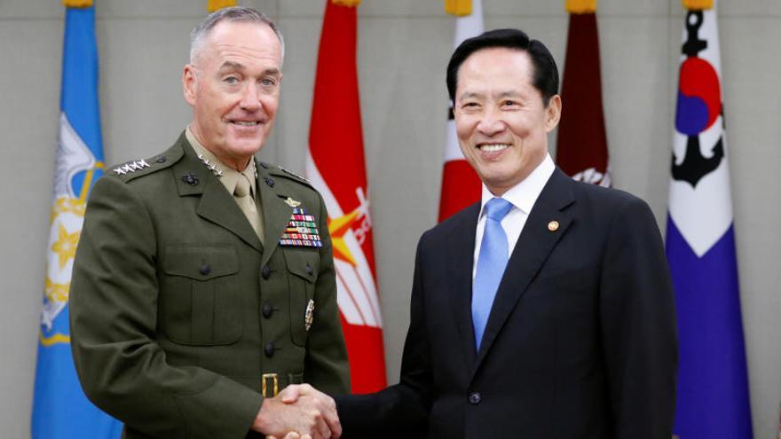 Dunford y el ministro de Defensa surcoreano se saludan.