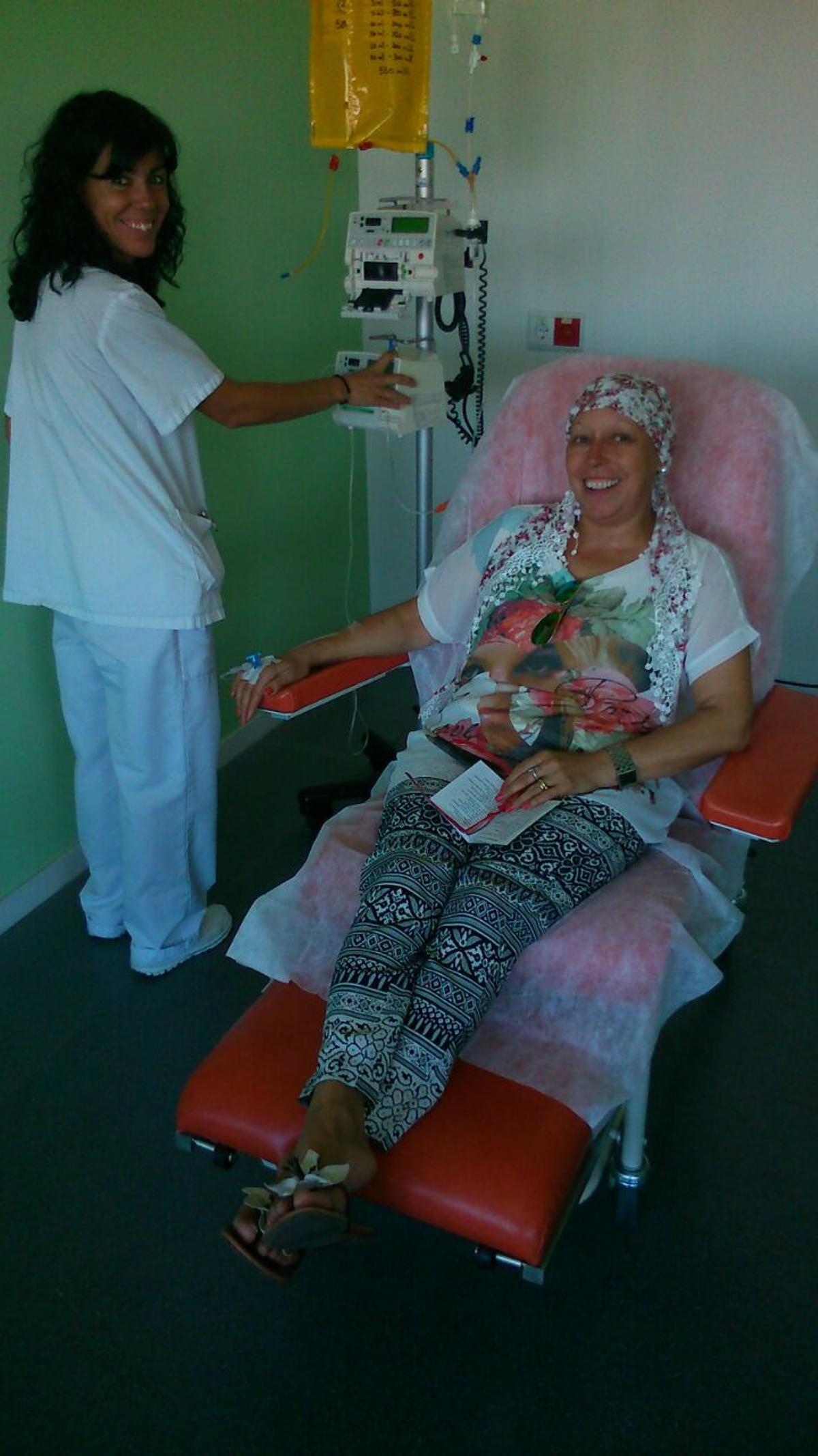 Mari Carmen en una sesión de quimioterapia.