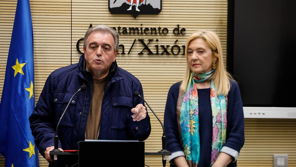 Salomé Díaz, con Dacio Alonso, de la Unión de Consumidores.
