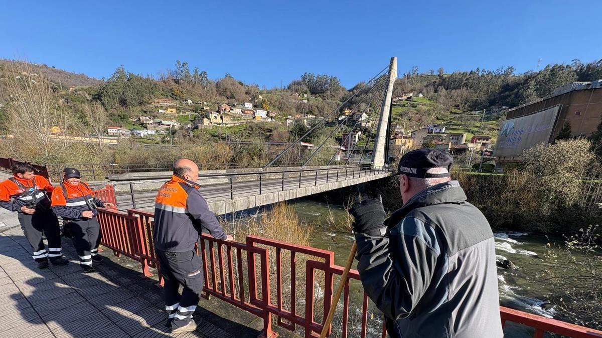 VÍDEO: Tercer día de búsqueda de la mujer que cayó al río en San Martín del Rey Aurelio