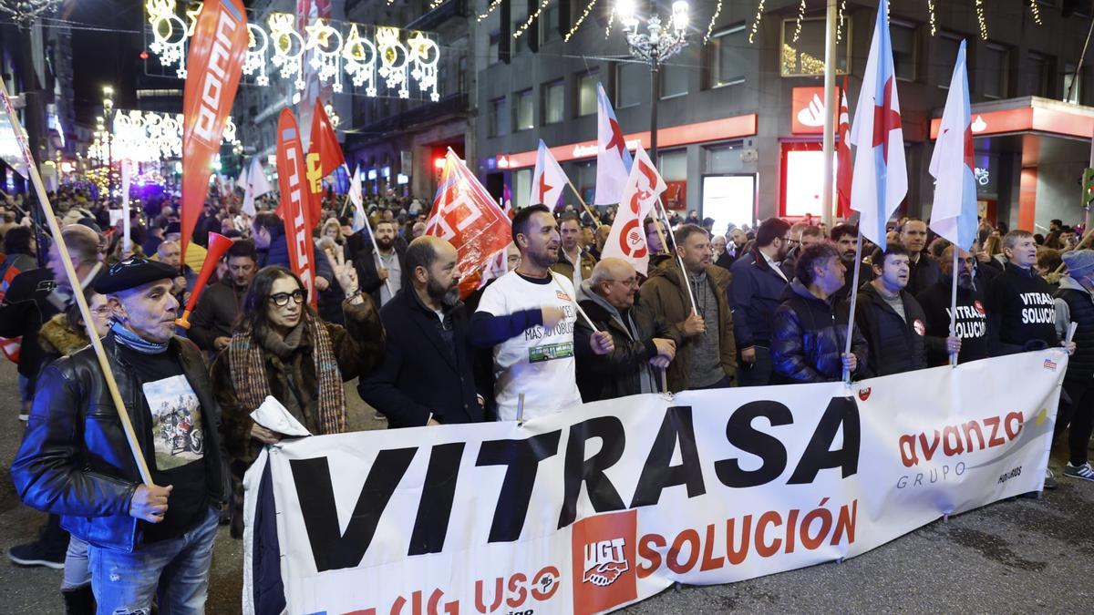 “Menos luces, más autobuses”: trabajadores de Vitrasa se manifiestan en el centro.