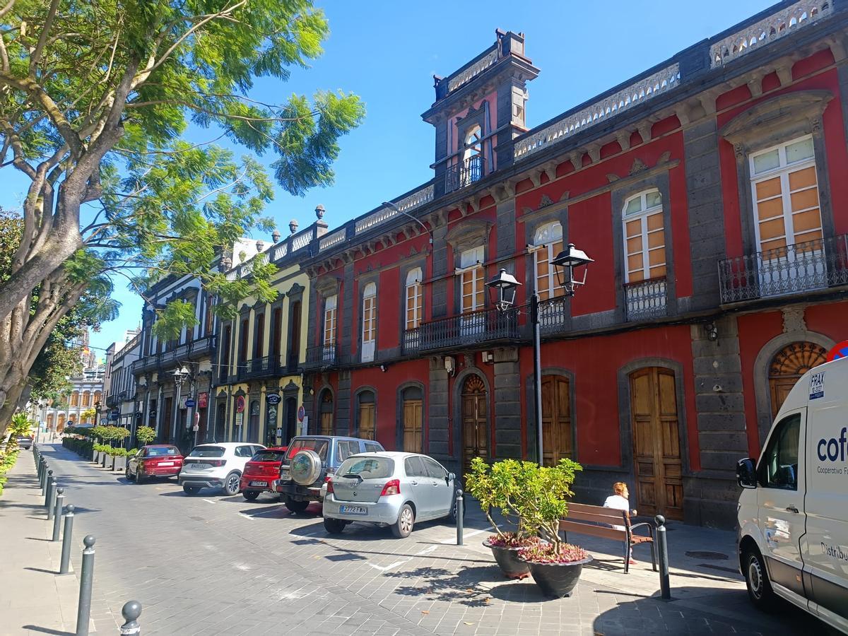 Vista actual del exterior, con las Casas Consistoriales al fondo.