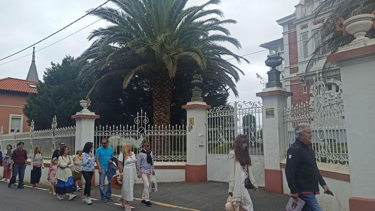 Participantes en la visita guiada por la arquitectura indiana de Somao, en Pravia, pasa delante de la casa «El Maciel». | S. Arias