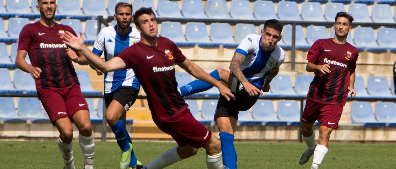 Raúl González golpea el balón en el partido amistoso entre el Hércules y el Eldense jugado en el Rico Pérez esta mañana.