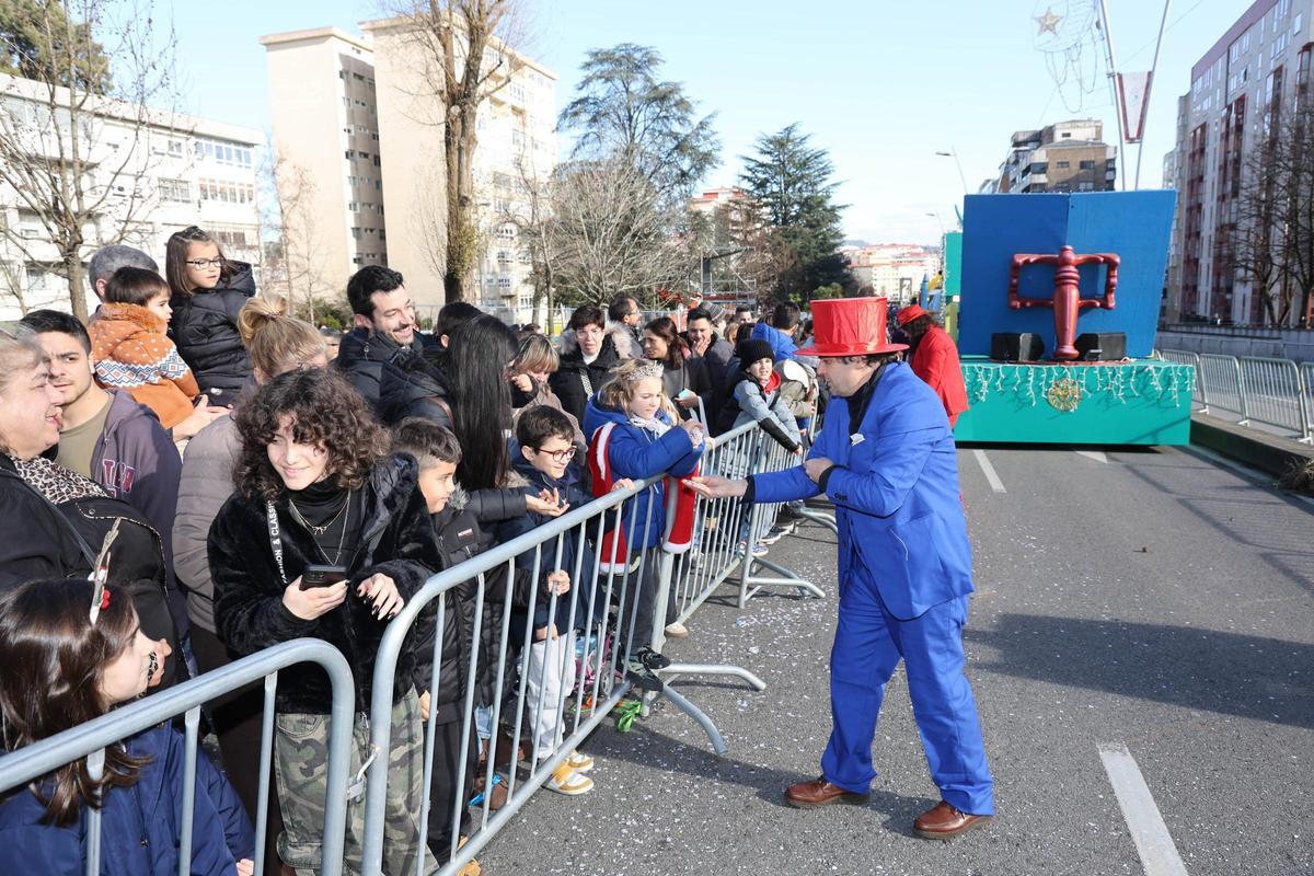 Mucho colorido y más caramelos en la Cabalgata de los Reyes Magos en Vigo