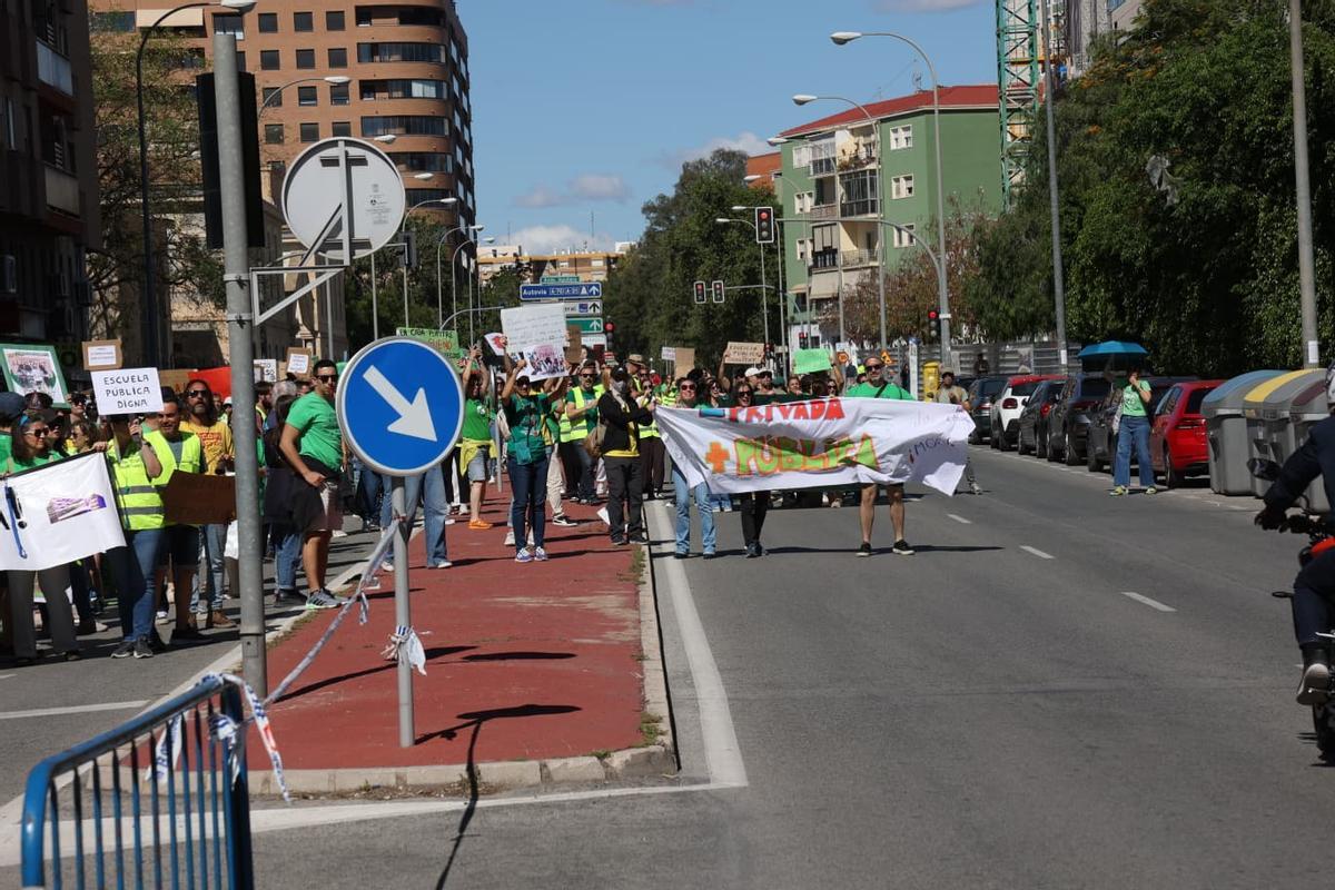 Huelga de educación en Alicante: la manifestación de profesores atraviesa la Avenida Aguilera