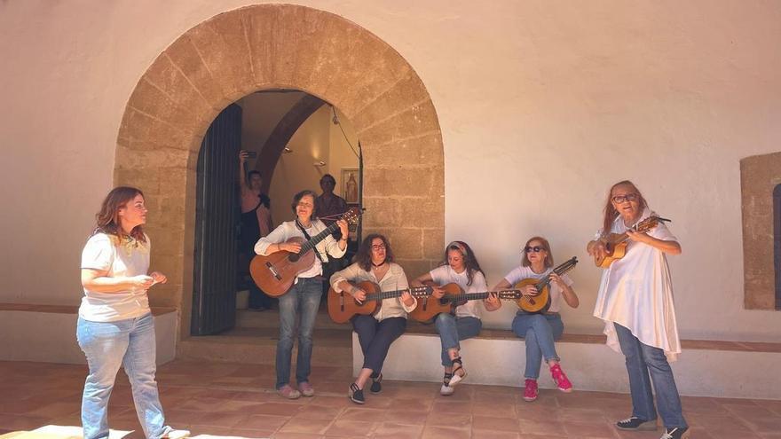 Espléndido Xàbia Folk: Va de Dones deslumbra en el "tossal" de Santa Llúcia
