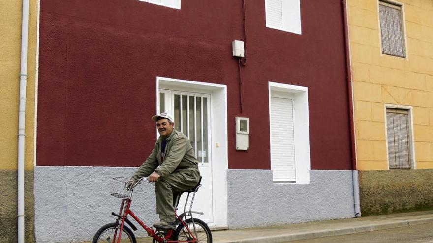 Un vecino de San Pedro de Ceque, circulando ayer en bici delante de la casa ya terminada.