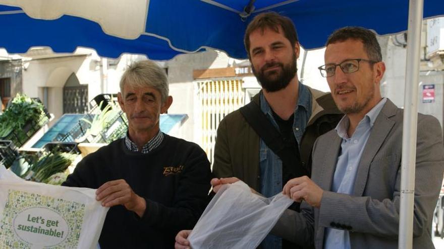 El mercat setmanal d&#039;Olot vol dir adéu al plàstic