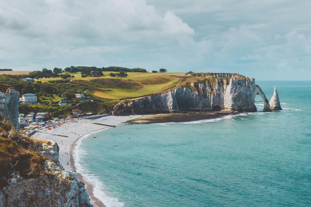 La playa de Étretat, en Normandía