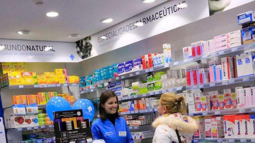 Una farmacéutica atiende a una cliente.