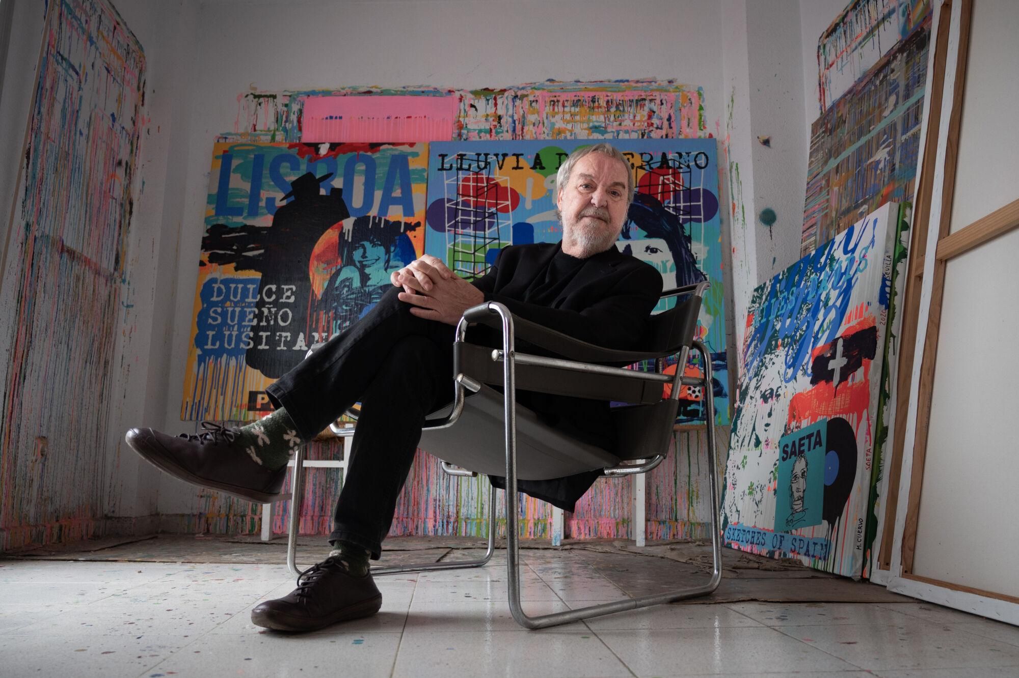Manolo Cuervo, pintor y cartelista, posa en su taller durante la entrevista concedida a El Correo de Andalucía