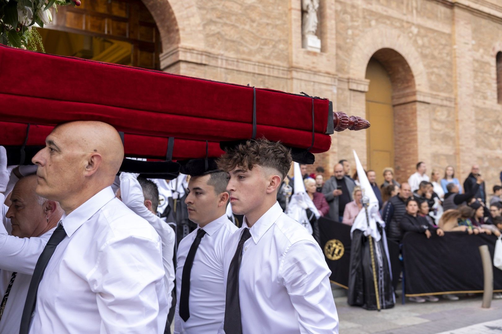 Las quince cofradías de la Semana Santa de Torrevieja recorrieron las calles en Viernes Santo