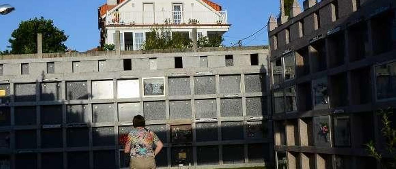 Una vecina en el cementerio de Domaio. // G. Núñez