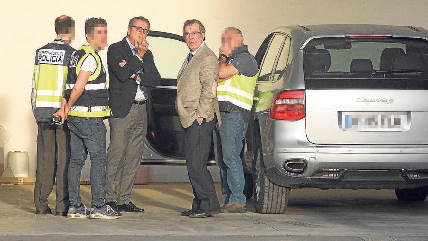 Flanqueados por policías, el juez del caso (i) con el fiscal (d) durante la inspección ocular del escenario del crimen.