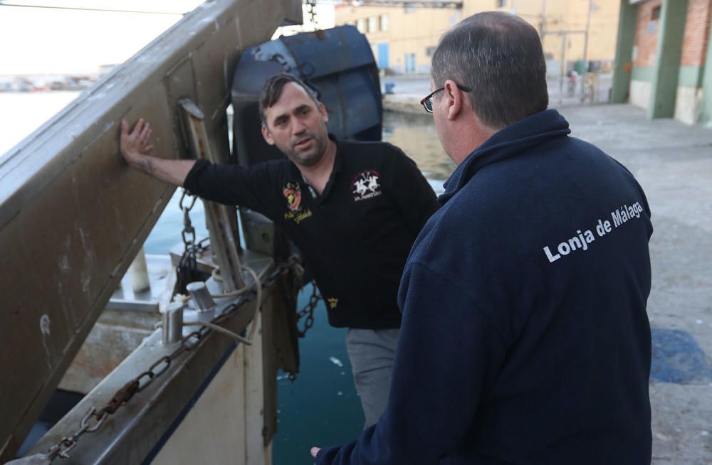 Tan solo cinco compradores y un barco se encargan de llevar el marisco y el pescado de arrastre cada día a la mesa de los malagueños donde la merluza y las gambas son las grandes protagonistas.