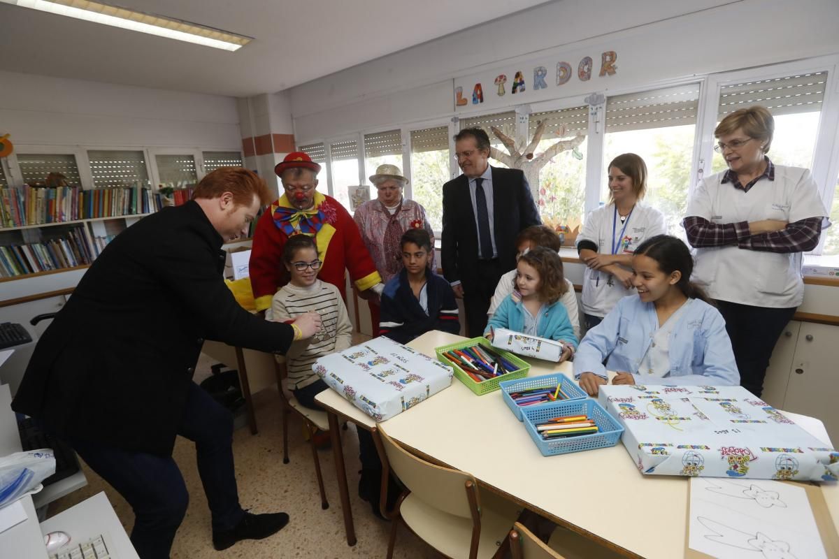 Yunke y Mel i Xispa llevan regalos y alegría a los niños del Hospital General