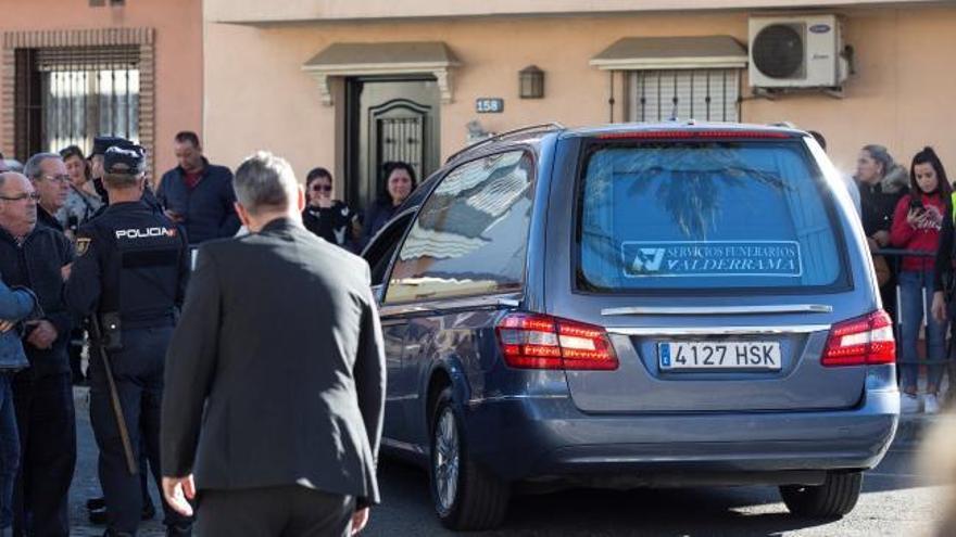 El féretro de Julen llega al tanatorio de El Palo