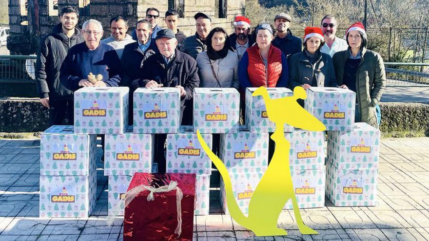 El Festival de Cans entrega 25 cestas de Navidad a los vecinos