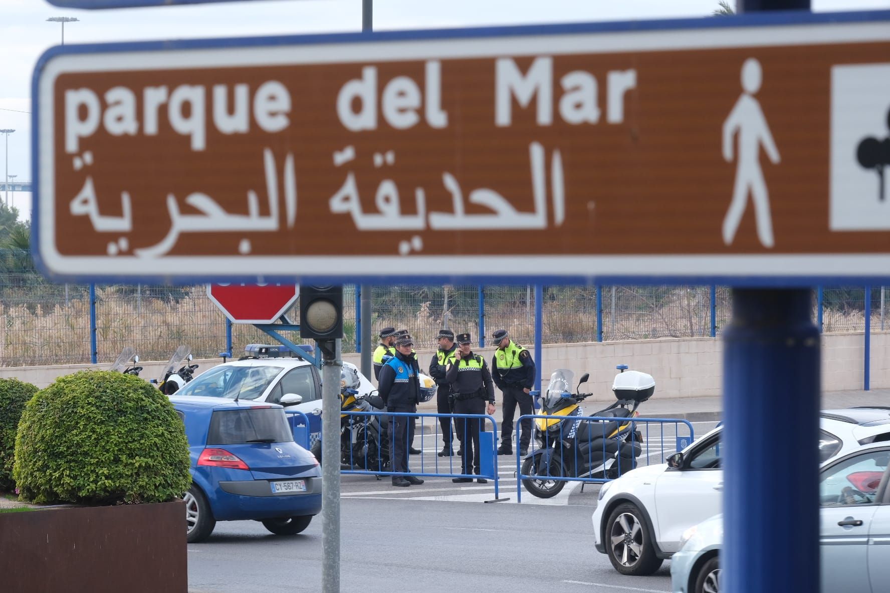 Gran presencia policial y decenas de curiosos en Casa Mediterráneo por la cumbre europea que se celebra en Alicante