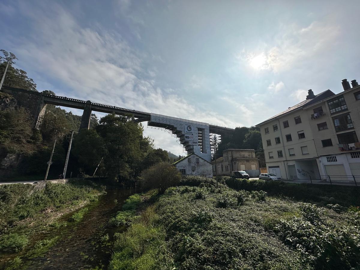 Vista del icónico viaducto del tren que supera el río Negro de Luarca.