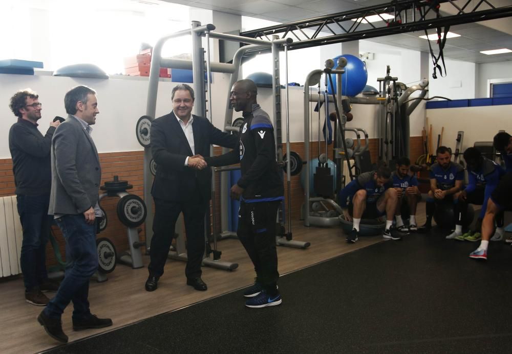 El presidente del Deportivo, Tino Fernández, acompañóal alcalde en su reunión con el equipo.