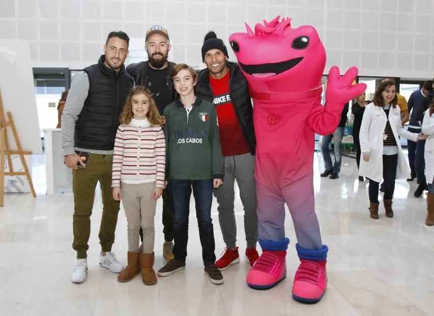 Los jugadores del Levante UD visitan el hospital