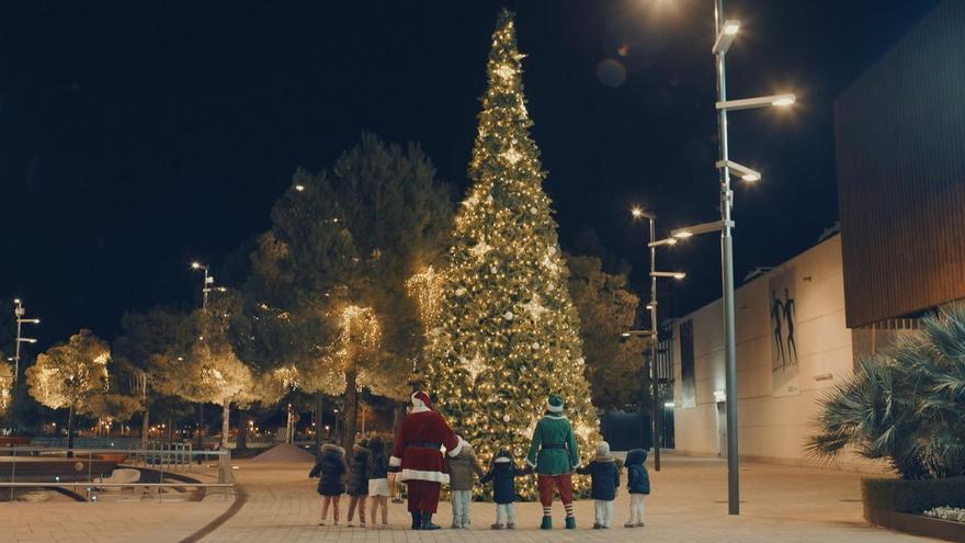 Papá Noel aterriza en Puerto Venecia para escuchar los deseos de 6.500 niños