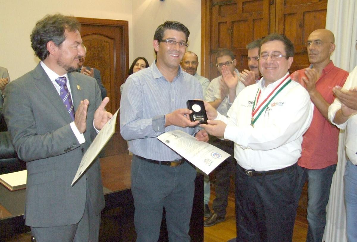Manuel González Ramírez, cronista de Zacatecas, libra un detalle al alcalde de Ontinyent, Jorge Rodríguez, en una imagen captada en 2014.
