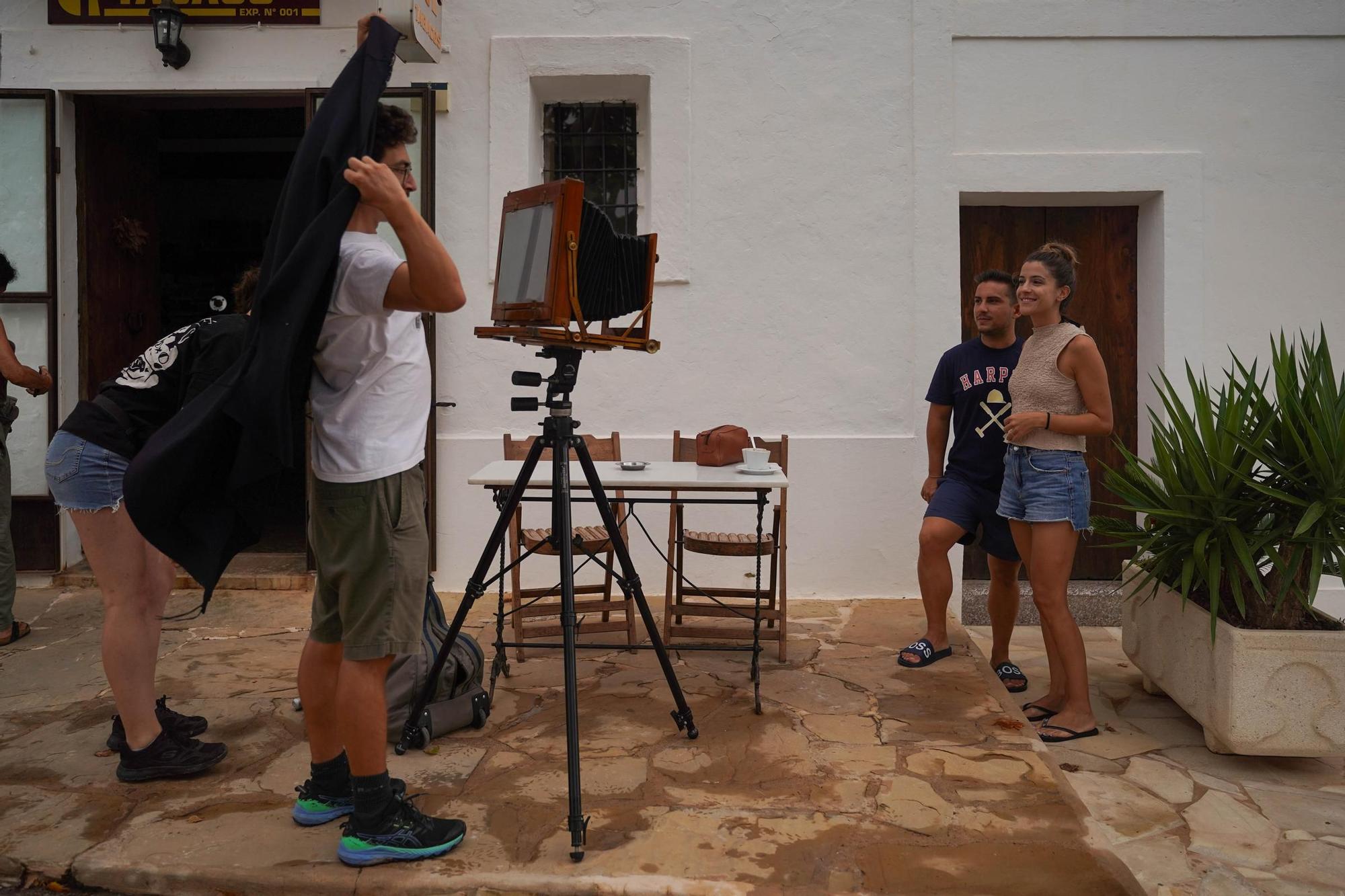 Descubre las fotos del reportaje 'Retratos del XIX en la Ibiza del siglo XXI'